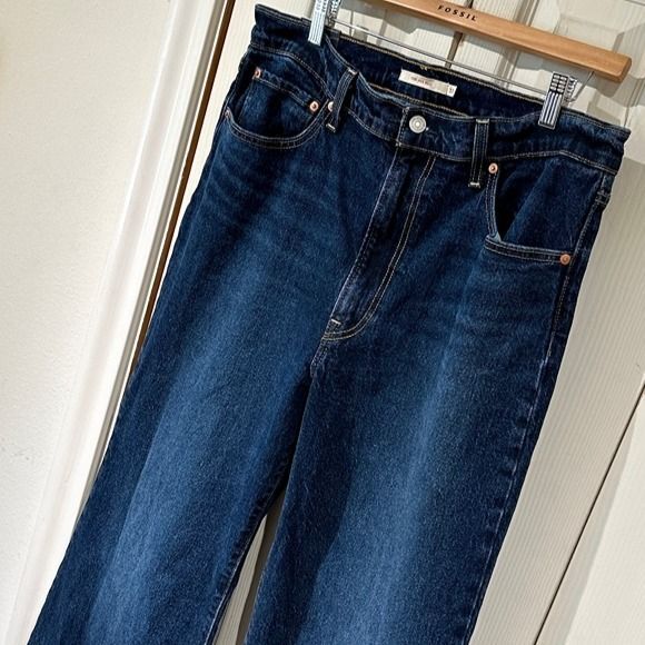 LIKE NEW Levi’s Premium Ribcage Bell Flare High Rise Bell Bottom Jeans Dark Wash - Picture 10 of 12